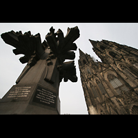 Kln (Cologne), Dom St. Peter und Maria, Modell der Turmspitze mit Trmen im Hintergrund
