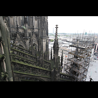 Kln (Cologne), Dom St. Peter und Maria, Blick aus dem Aufzug zur Langhausorgel auf das Strebewerk am Langhaus