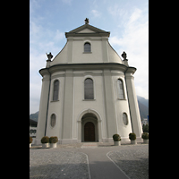 Nfels, St. Hilarius, Fassade mit Hauptportal