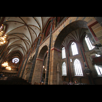 Bremen, Dom St. Petri, Blick ins Hauptschiff: Hinten die groe Orgel, rechts die Bachorgel