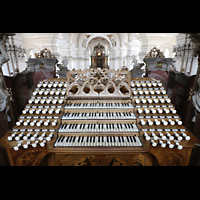 Weingarten, Basilika  St. Martin, Spieltisch der Gabler-Orgel mit Registerzgen und Tasten aus Elfenbein