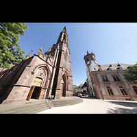 Bhl, Stadtpfarrkirche Mnster St. Peter und Paul, Auenansicht mit Turm, rechts dsa Rathaus 1