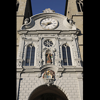 Luzern, Hofkirche St. Leodegar, Figurenschmuck und groe Uhr an der Fassade