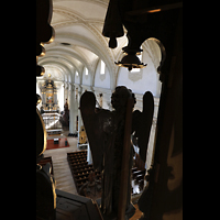 Luzern, Hofkirche St. Leodegar, Blick von der obersten Etage der Hauptorgel ber die geschnitzten Engelsfiguren in die Kirche