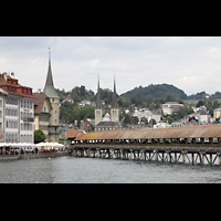 Luzern, Hofkirche St. Leodegar, Blick auf die Kapellbrcke und die Hofkirche