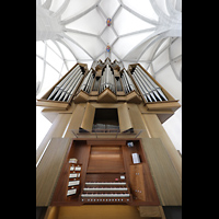 Grlitz, Frauenkirche, Orgel mit Spieltisch perspektivisch