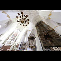 Rostock, St. Marien, Blick ins Vierungsgewölbe, ins Südquerhaus und zur Westwand mit Orgel