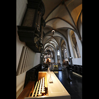 Dsseldorf, Basilika St. Lambertus, Blick ber den mobilen Spieltisch zur Chor- und Hauptorgel