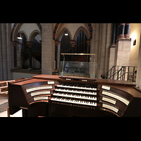 Neuss, Mnster St. Quirin(us), Spieltisch mit Blick zum Orgelraum im sdlichen Triforium