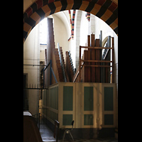 Neuss, Mnster St. Quirin(us), Orgelraum im sdlichen Triforium (Kronwerk und Pedal) von hinten