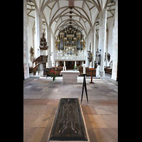 Merseburg, Dom St. Johannes und St. Laurentius, Blick ber die Grabplatte Rudolfs von Schwabens zur Orgel