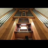 Berlin, Kirche zum Heilsbronnen, Orgel mit Spieltisch perspektivisch
