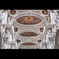 Passau, Dom St. Stephan, Stuck und Fresken im Deckengewölbe - im vorderen Joch das Gitter der Fernorgel (