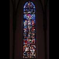 Berlin, Herz-Jesu-Kirche Tegel, Buntes Glasfenster im Chorraum