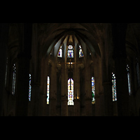 Barcelona, Baslica de Santa Mara del Mar, Bunte Glasfenster im oberen Chorraum und in der Apsis