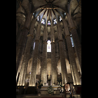 Barcelona, Baslica de Santa Mara del Mar, Chorraum und Chorumgang mit imposanten Pfeilern