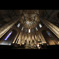 Barcelona, Baslica de Santa Mara del Mar, Innenraum in Richtung Chor mit Orgel (rechts), perspektivisch