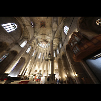 Barcelona, Baslica de Santa Mara del Mar, Innenraum in Richtung Chor mit Orgel (rechts), perspektivisch