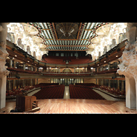 Barcelona, Palau de la Msica Catalana, Blick von der Bhne in den Saal - links der Orgelspieltisch