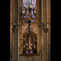 Barcelona, Catedral de la Santa Creu i Santa Eullia, Kreuz ber dem Hauptaltar