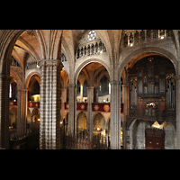 Barcelona, Catedral de la Santa Creu i Santa Eullia, Seitlicher Blick vom sdlichen Triforium zur Orgel und in die Kathedrale