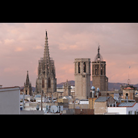 Barcelona, Palau Gell (Gaudi), Abendlicher Blick von der Dachterrasse auf die Trme der Kathedrale