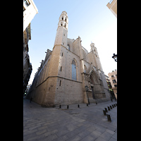 Barcelona, Baslica de Santa Mara del Mar, Ansicht der Fassade mit Turm von der Plaa de Santa Mara