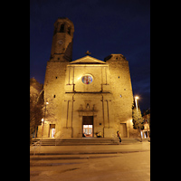 Barcelona, Sant Vicen de Sarri, Fassade mit Turm bei Nacht
