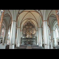 Lneburg, St. Johannis, Innenraum in Richtung Orgel (beleuchtet)