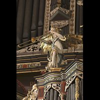 Lneburg, St. Johannis, Fltenengel auf dem Rckpositiv in der Mitte