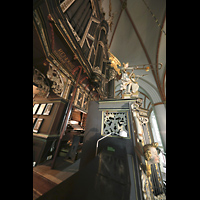Lneburg, St. Johannis, Seitlicher Blick auf den Prospekt, Spieltisch und Posaunenengel auf dem Rckpositiv