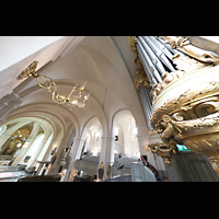 Stockholm, Maria Magdalena kyrka, Seitlicher Blick von der Hauptorgelempore zur Sdemporenorgel