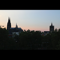 Kln (Cologne), Gro St. Martin, Abendlicher Blick vom Heumarkt zum Dom (links) und auf Gro St. Martin (rechts)