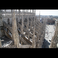 Milano (Mailand), Duomo di Santa Maria Nascente, Blick ber die Fialen des nrdlichen Seitenschiffs auf dem Piazza del Duomo