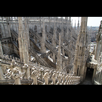 Milano (Mailand), Duomo di Santa Maria Nascente, Strebewerk des nrdlichen Seitenschiffs und Blick auf die Terrazza