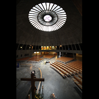 Augsburg, St. Don Bosco, Blick vom Emporenumgang ber den Kruzifix zur Orgel