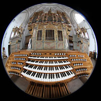 Landsberg am Lech, Stadtpfarrkirche Mari-Himmelfahrt, Spieltisch mit Orgel