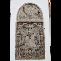 Bamberg, Pfarrkirche Unserer Lieben Frau, Steinplatte in nrdlichen Seitenschiff