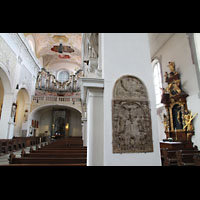 Bamberg, Pfarrkirche Unserer Lieben Frau, Seitenaltar und Steinplatte im nrdlichen Seitenschiff und Blick zur Orgel