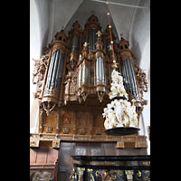 Lbeck, St. gidien, Orgel; im Vordergrund: Taufbecken (1453) mit barockem Figurenschmuck (1710)