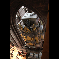 Chester, Cathedral, Orgel von oben mit Schwellksten und Pfeifen der Tuba (Mitte oben)