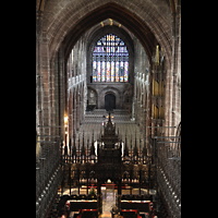 Chester, Cathedral, Chorgesthl mit Lettner und Langhaus, rechts die Orgel