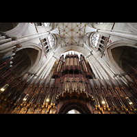 York, Minster (Cathedral Church of St Peter), Chorgesthl mit Orgel perspektivisch