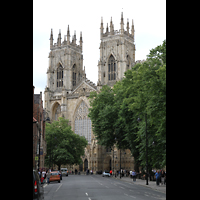 York, Minster (Cathedral Church of St Peter), Blick vom Duncombe Place auf die Westfassade mit Doppeltrmen