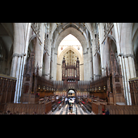York, Minster (Cathedral Church of St Peter), Chorraum mit Chorgesthl und Orgel