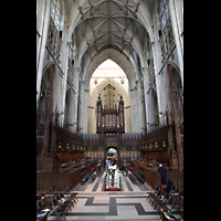 York, Minster (Cathedral Church of St Peter), Chorraum mit Chorgesthl und Orgel