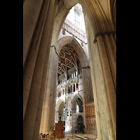 York, Minster (Cathedral Church of St Peter), Blick in die Vierung in Richtung nrdliches Querschiff mit Uhr