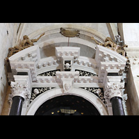 Trogir, Katedrala sv. Lovre (St. Laurentius), Altar im Vorraum der Kathedrale mit seltsamen Totenkpfen, oberer Teil