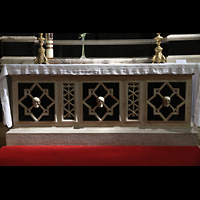 Trogir, Katedrala sv. Lovre (St. Laurentius), Altar im Vorraum der Kathedrale mit seltsamen Totenkpfen, unterer Teil