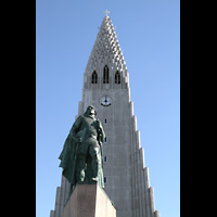 Reykjavk, Hallgrmskirkja, Turm mit Skulptur von Leifur Eirksson (Wikinger, Entdecker Amerikas)